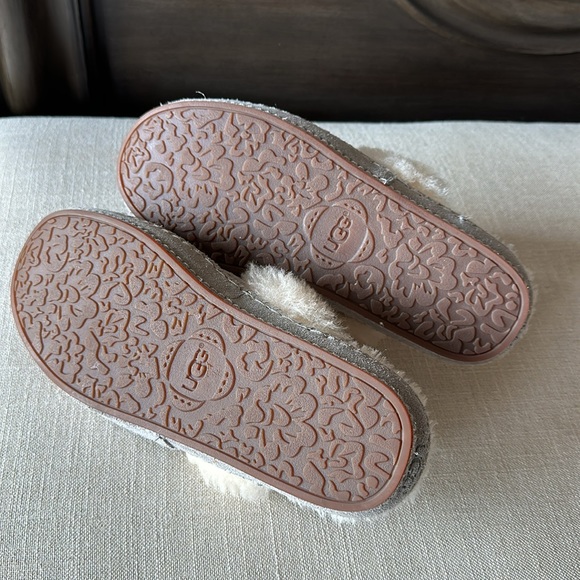 UGG Slippers - Picture 4 of 5
